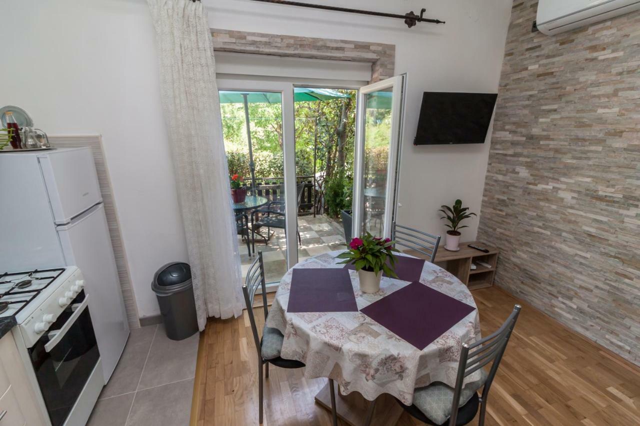 Laurel Apartment *