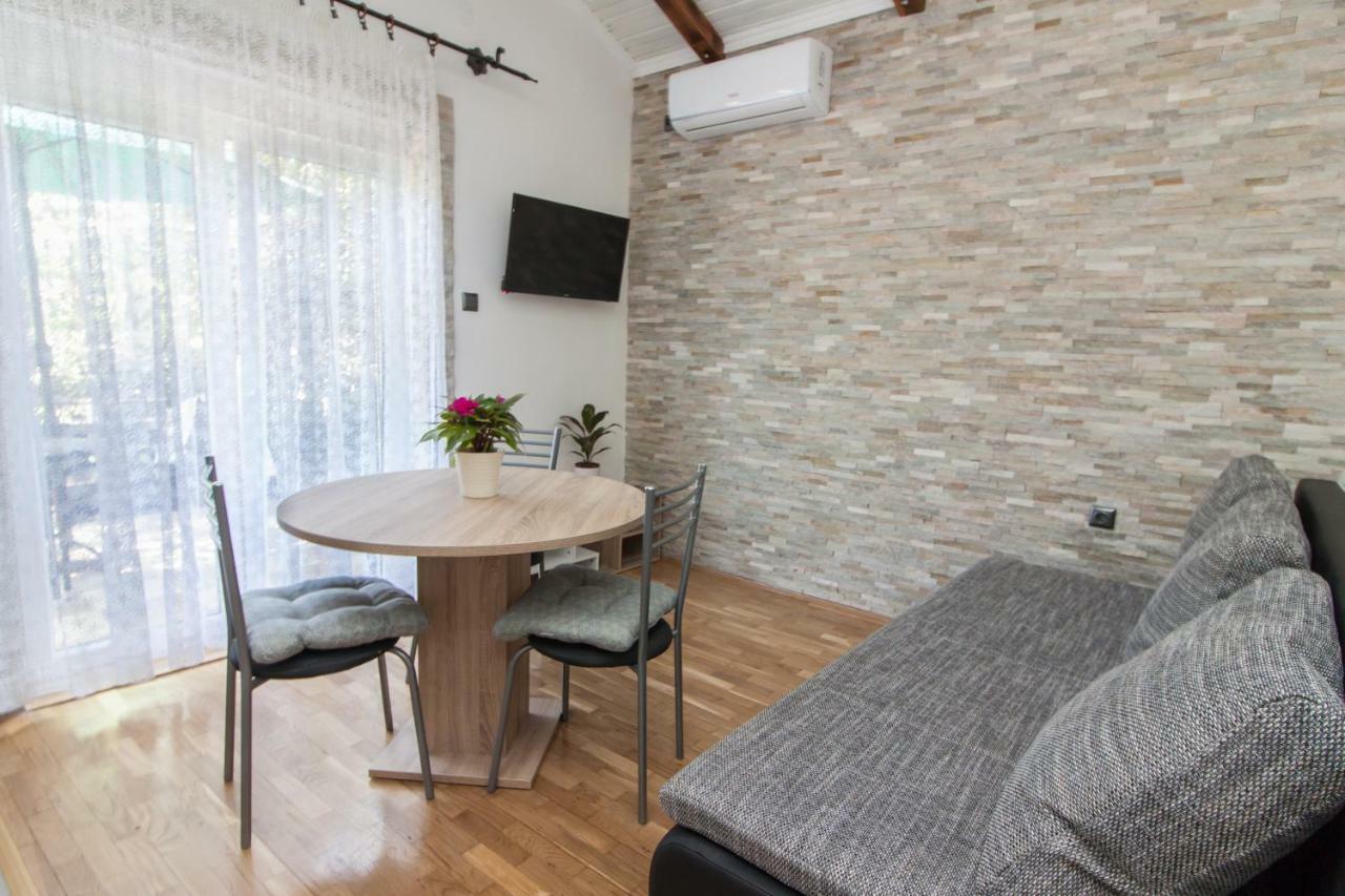 Laurel Apartment *